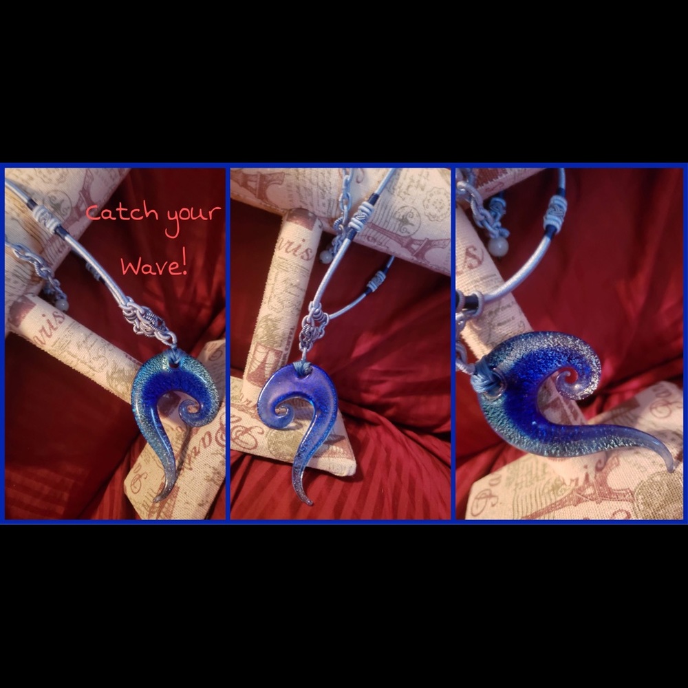 Glass wave like necklace